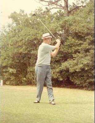 Père playing golf